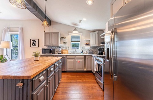 Downtown House | Lil' Bennie-1/2 mi to Slaughter Pen Trails