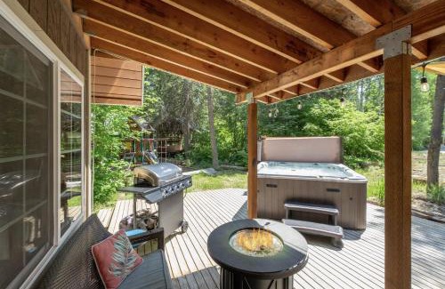 Ardenvoir Cabin | Lil Bigfoot Chalet by NW Comfy Cabins