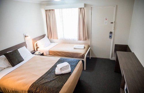 Goulburn Bed & Breakfast | Lilac City Motor Inn Standard Twin Room 6