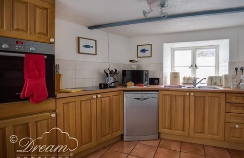 Burton Bradstock Cottage | LILAC COTTAGE, pet friendly, with a garden in Burton Bradstock