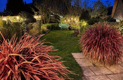 Burton Bradstock Cottage | LILAC COTTAGE, pet friendly, with a garden in Burton Bradstock