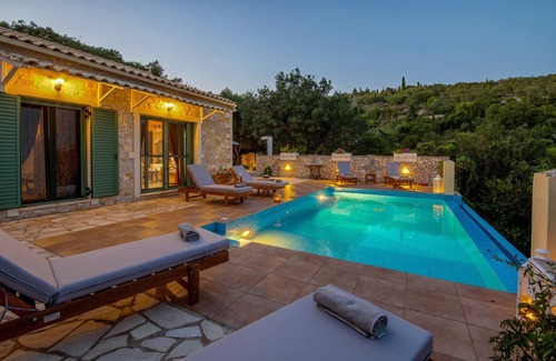 Mpogdanatika Villa | Lilac Lilium Artists villas.Ιδιωτική βίλα, με οικολογική πισίνα, εκπληκτική θέα.