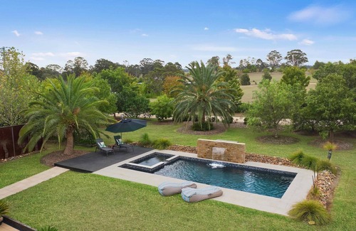 Keinbah House | Lilies Poolside Villa - Romance and tranquility in the heart of Lovedale