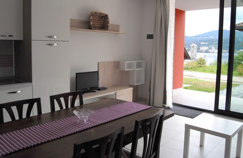 Pella Apartment | "Lilla" apartment in villa with lake view, parking and private beach