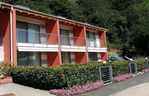 Pella Apartment | "Lilla" apartment in villa with lake view, parking and private beach