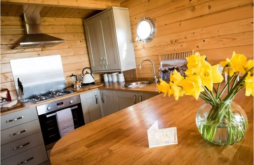 Botallack Cabin | Lillie's Lookout - A Cool Cabin with Great Views and Walking Distance to Coast