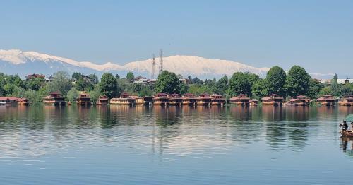 Nagin Bagh Hotel | Lily Of The World Houseboat
