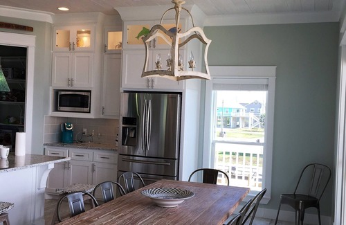 Port Bolivar House | LIME IN THE COCONUT IS BEACH FRONT! COME SOCIAL DISTANCE WITH US!