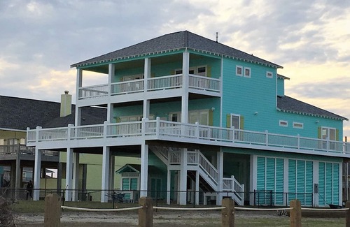 Port Bolivar House | LIME IN THE COCONUT IS BEACH FRONT! COME SOCIAL DISTANCE WITH US!