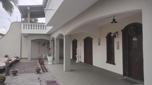 Itanhaem House | Linda Casa de praia com Super piscina 12x5 Novinha com 3 níveis, Wi-Fi, Tv led,jardim , churrasqueira completa