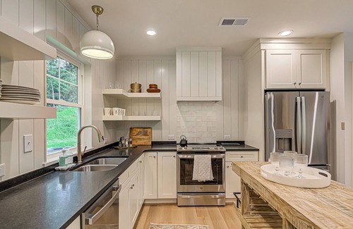 Winston - Salem House | Linda Cottage- Premium Retreat close to Wake Forest Campus w/Lvl 2 EV Charger