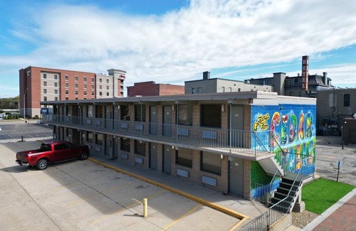 Cedar Falls Apartment | Lindell - Updated Downtown Cedar Falls Studio With Free Gated Parking!