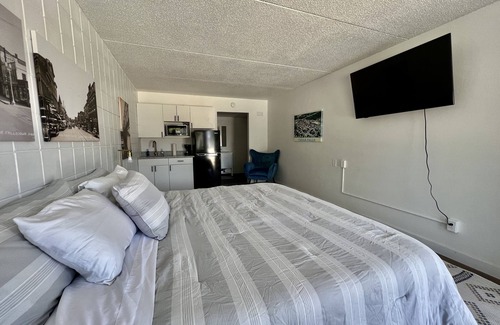 Cedar Falls Apartment | Lindell - Updated Downtown Cedar Falls Studio With Free Gated Parking!