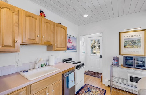 Newburyport House | Linden Tree: Downtown Newburyport Gem - Steps to Events, Shops and the Harbor!