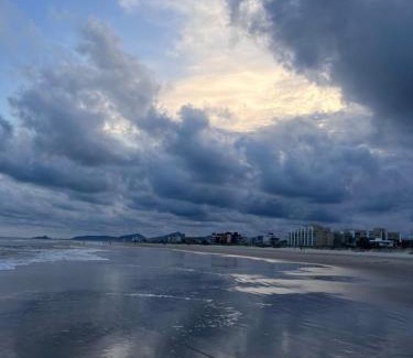 Matinhos Apartment | Lindo Studio Matinhos Prédio na beira mar.