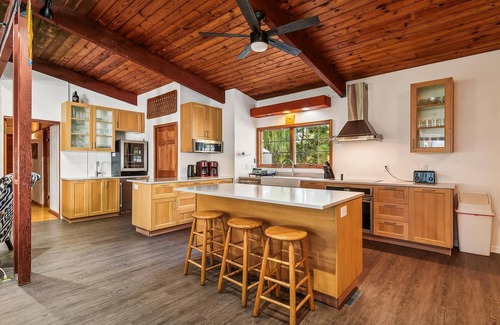 North Shores House | LINENS & DAILY ACTIVITIES INCLUDED*!. PRIVATE BEACH/COMMUNITY POOL/SLEEPS 18