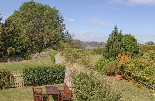 Dittisham Cottage | LINNEY COTTAGE, pet friendly, with a garden in Dittisham