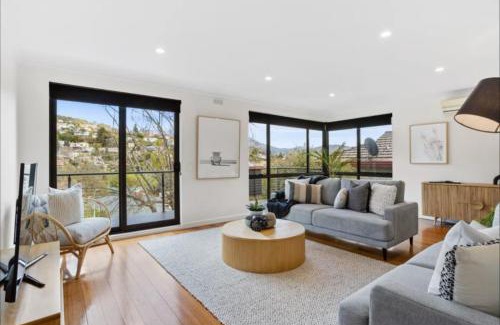 Sandy Bay Villa | Lipscombe Mt Wellington view luxury house