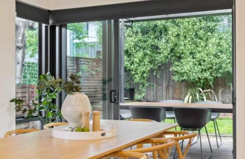 Sandy Bay Villa | Lipscombe Mt Wellington view luxury house
