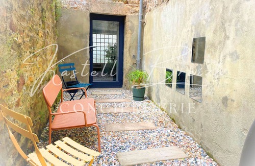 Guingamp House | Listed 17th century town house in the heart of the historic center