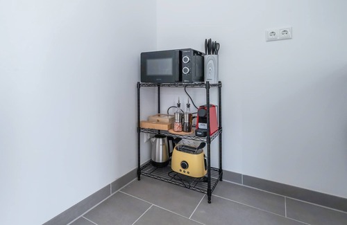 Rommelhausen Apartment | LiT LiVING: Luxus | Box SprIng | Kitchen | Parking