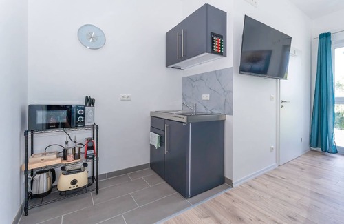 Rommelhausen Apartment | LiT LiVING: Luxus | Box SprIng | Kitchen | Parking