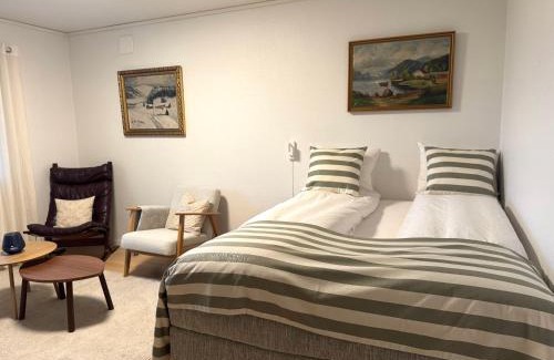 Midtsandan Apartment | Liten leilighet med hage og stort bad