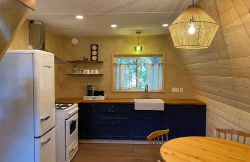 Halfmoon Bay Cabin | Little Anchor A-frame, short walk to beach/pier/General Store.