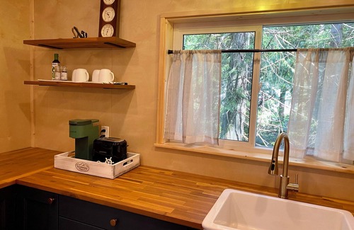 Halfmoon Bay Cabin | Little Anchor A-frame, short walk to beach/pier/General Store.