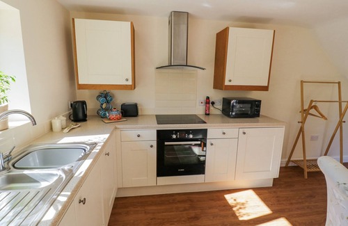 Frampton on Severn Cottage | LITTLE BARN, pet friendly, with a garden in Stratford-Upon-Avon