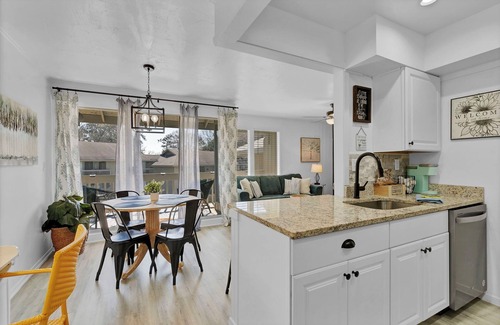 Daphne Condo | Little Condo By The Bay