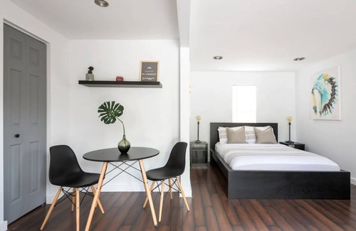 Croissant Park Cottage | Little Cottage by the Pine Tree - 5 mins from FLL Airport & Cruise Port