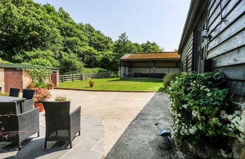 Ryde Cottage | LITTLE DUXMORE BARN, pet friendly, character holiday cottage in Ryde