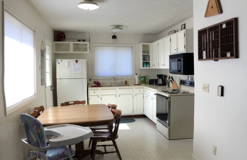 Empire House | little Glen lake Sleeps 7. Tennis court, lake frontage Near Sleeping Bear Dunes