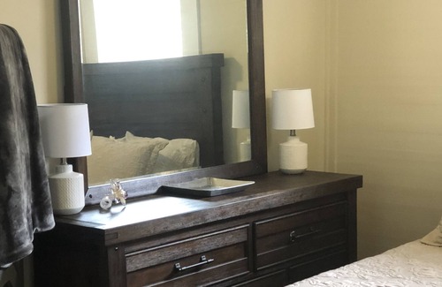 Old East Hill House | Little Green House- Downtown Cozy-Cottage Snowbirds Welcome!