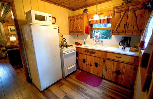 Twin Peaks Hotel | Little House on the Pond - Two-Bedroom | Two Beds | Full Bathroom | Sleeps Four
