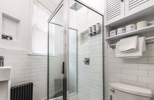 Bloomfield Apartment | Little Italy Lodge-2 Bedroom Stay in Bloomfield
