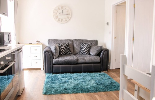 Four Crosses Cottage | LITTLE OAKLEIGH, romantic, with a garden in Four Crosses