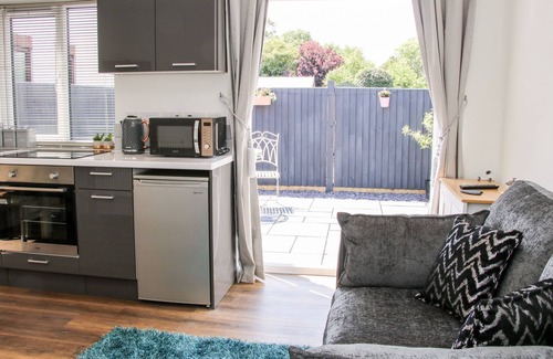 Four Crosses Cottage | LITTLE OAKLEIGH, romantic, with a garden in Four Crosses