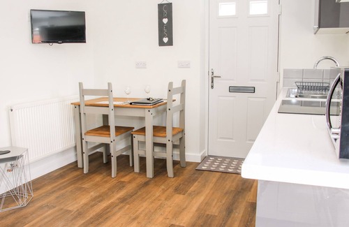 Four Crosses Cottage | LITTLE OAKLEIGH, romantic, with a garden in Four Crosses