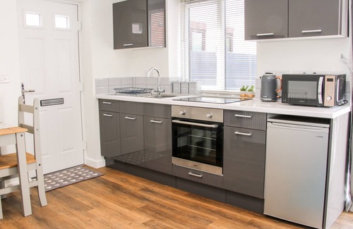 Four Crosses Cottage | LITTLE OAKLEIGH, romantic, with a garden in Four Crosses