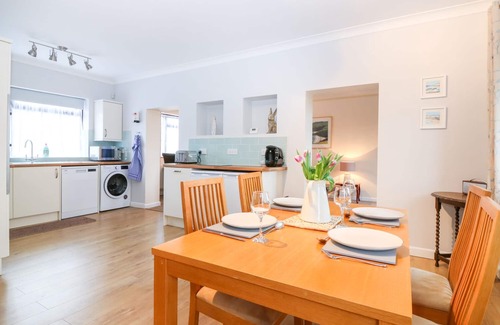 Dawlish Cottage | LITTLE WAYCROFT, with a garden in Dawlish Warren
