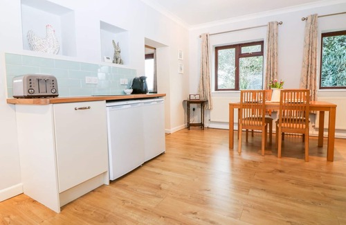 Dawlish Cottage | LITTLE WAYCROFT, with a garden in Dawlish Warren