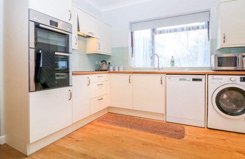 Dawlish Cottage | LITTLE WAYCROFT, with a garden in Dawlish Warren