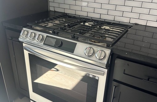 Del Aire House | Live like a Hollywood superstar. Right next to LAX, SoFi Stadium, and beaches.