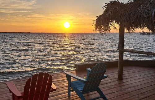 Crescent Beach Apartment | Live like in Paradise directly on the Banana River with Pool 150m to the Beach