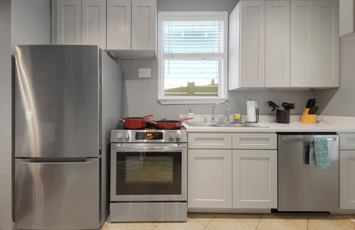 Freret House | Live NOLA-4 Beds, Laundry, Screened-In Porch w/BT-SS Speakers & Pickleball Court