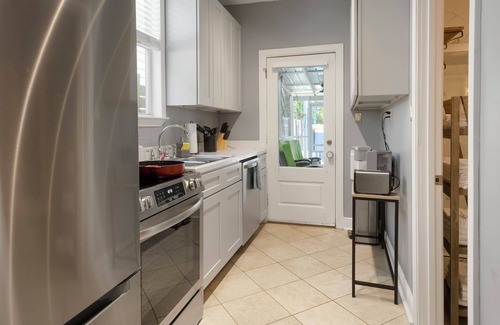 Freret House | Live NOLA-4 Beds, Laundry, Screened-In Porch w/BT-SS Speakers & Pickleball Court