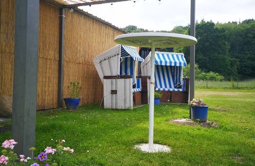 Lancken-Granitz Apartment | Living under "thatch" Family-friendly, dogs allowed, garden+large open space