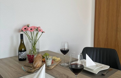 Schonebeck Apartment | Livoro Dormitorio Apartment